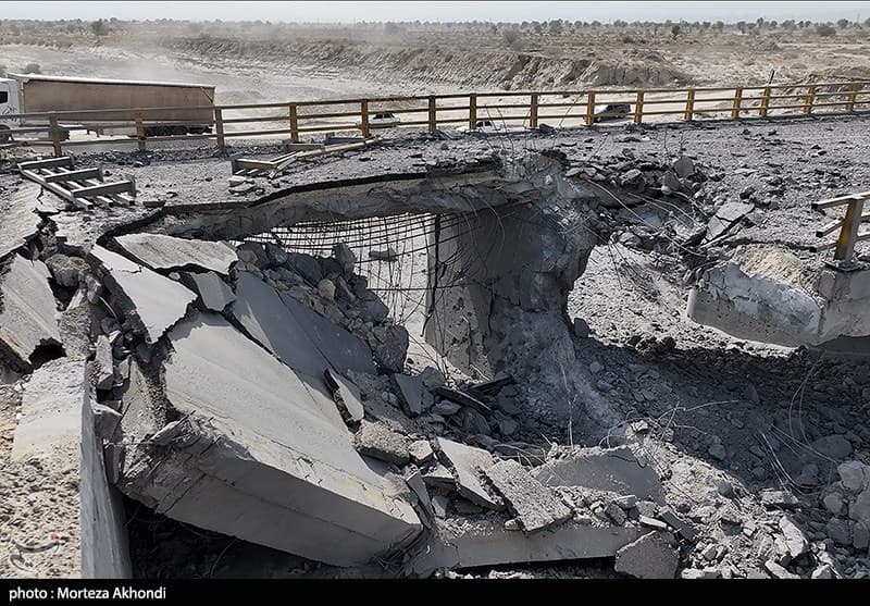 خسارت حملات موشکی آمریکا به پل های بندر خمیر - هرمزگان